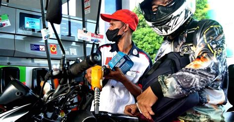Below P1 per liter oil price rollback set Nov. 21 .